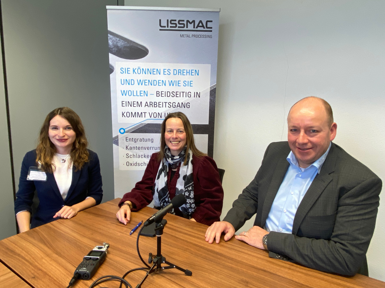 Bei einem Besuch in Bad Wurzach sprach BLECH-Redakteurin Sarah Schulz (links) mit Robert Dimmler, Sales Director bei Lissmac (rechts), und Annedore Bose-Munde, Fachredakteurin, über die geplanten Änderungen.