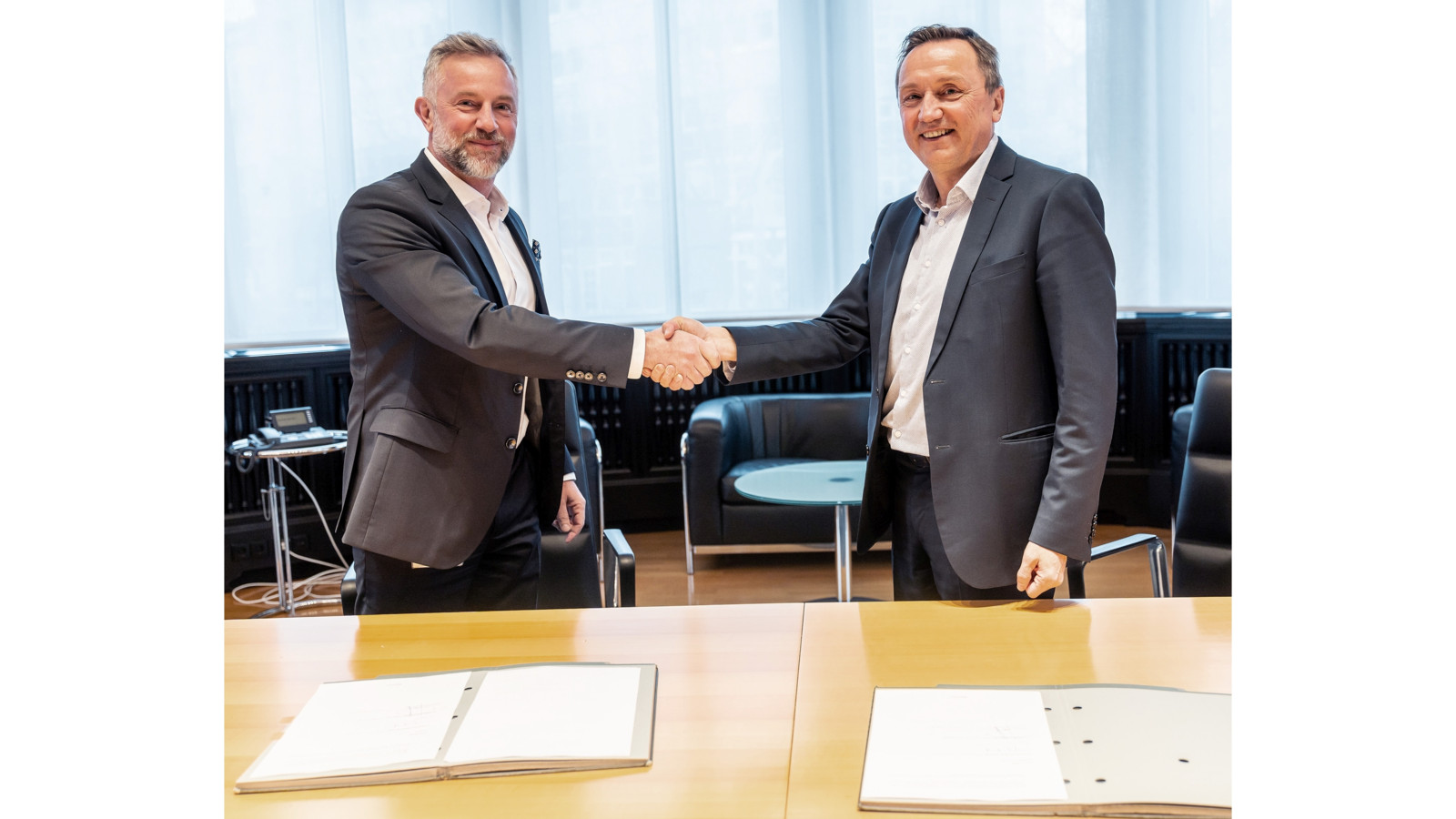 Domenico Iacovelli, CEO der Schuler-Gruppe (li.) und Olivier Leteurtre, CEO der AutoForm-Gruppe freuen sich auf die Zusammenarbeit.