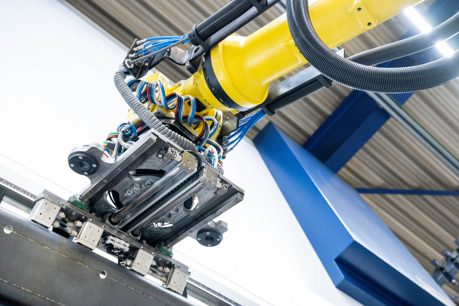 Das neue Greifersystem ist an einer automatisierten Kantanlage mit einer Trumpf-Kantbank und einem R2000-210 Fanuc Roboter im Einsatz, mit denen Teile bis 125 kg mannlos gefertigt werden.