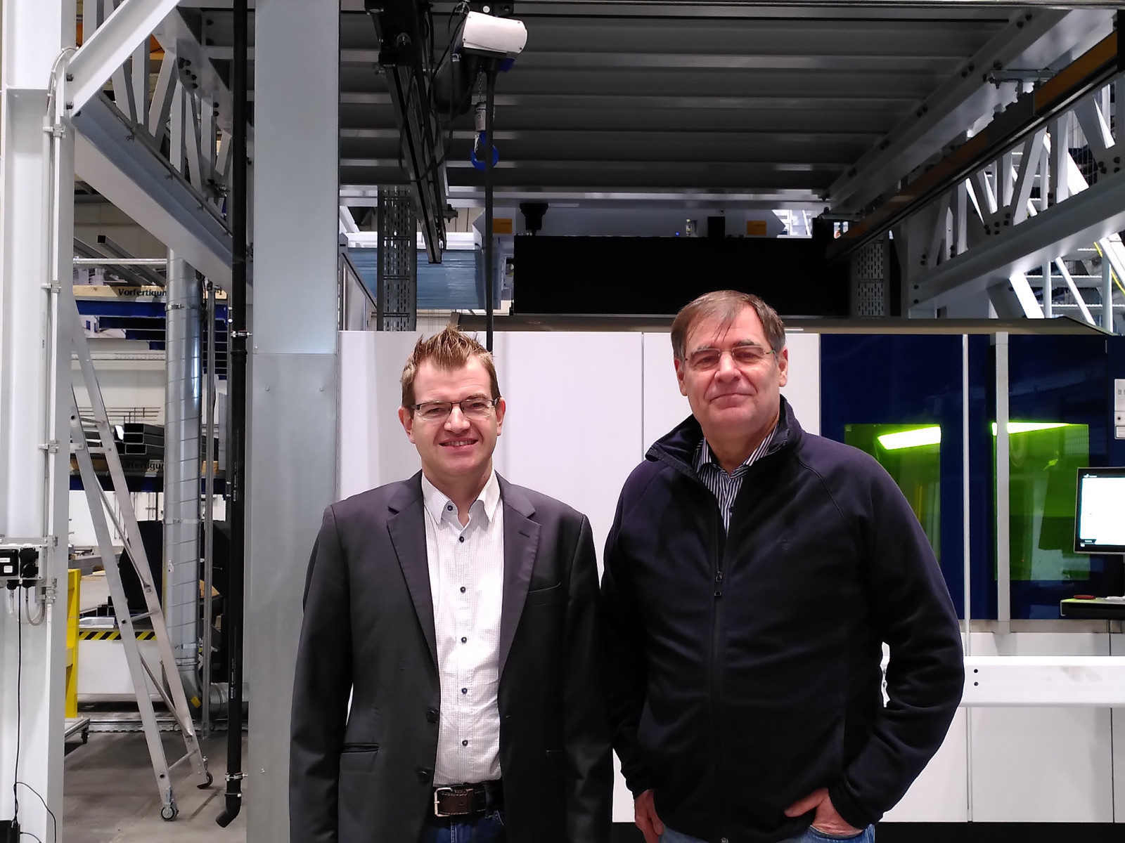 Eine sinnvolle Neuanschaffung: Michael Stolzer, geschäftsführender Gesellschafter (links), und Edgar Mörtl, Geschäftsführer, vor dem neuen TruLaser 5040 mit 8 kW.