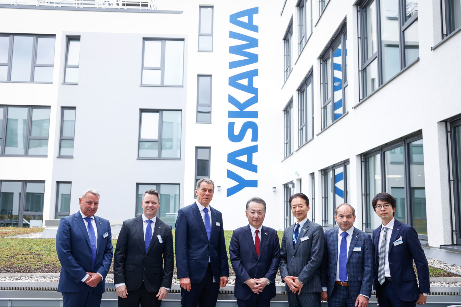 Masahiro Ogawa, President & CEO Yaskawa Electric Corporation (4. von links), Bruno Schnekenburger, Chairman Yaskawa Holding (3. v. l.), und Marcus Mead, President Yaskawa Europe GmbH (2. v. l.). bei der Eröffnung.
