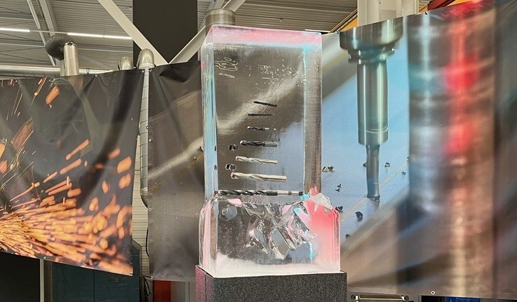 Die von Nenok vorgestellten Hochleistungshartmetallbohrer wurden als Highlight in einem großen Eisblock als „Kunstobjekt“ präsentiert. 