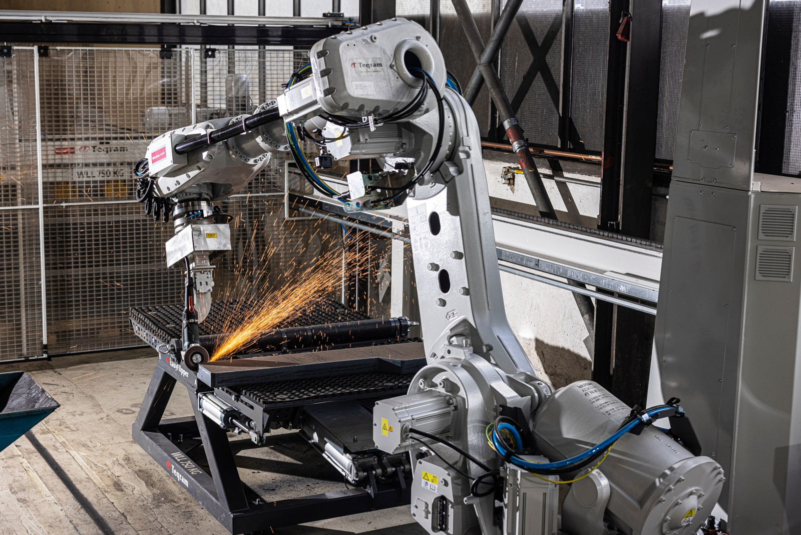 Mit der neuen Automatisierungslösung lassen sich Brennteile mit einem Gewicht von bis zu 750 kg entgraten.