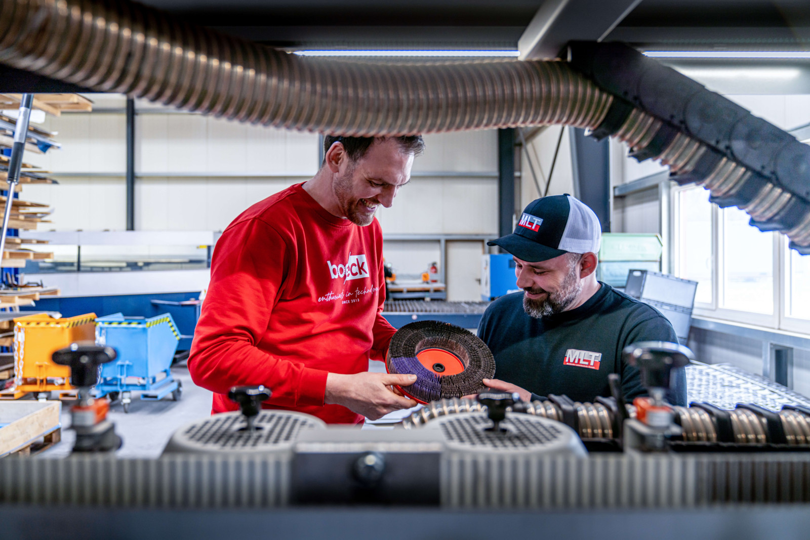 Marc Böck (links), Geschäftsführer der Boeck GmbH, und Andria Lustig, Betriebsleiter bei der Mailänder Lasertechnik GmbH, sind mit den Bearbeitungsergebnissen, die mit den Entgrattellern erreicht werden können, sehr zufrieden. 