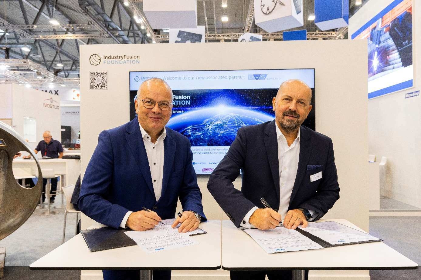 Dr. Roland Boecking DVS (links) und Igor Mikulina IFF (rechts) unterzeichneten die Kooperationsvereinbarung auf der Schweißen & Schneiden 2023.