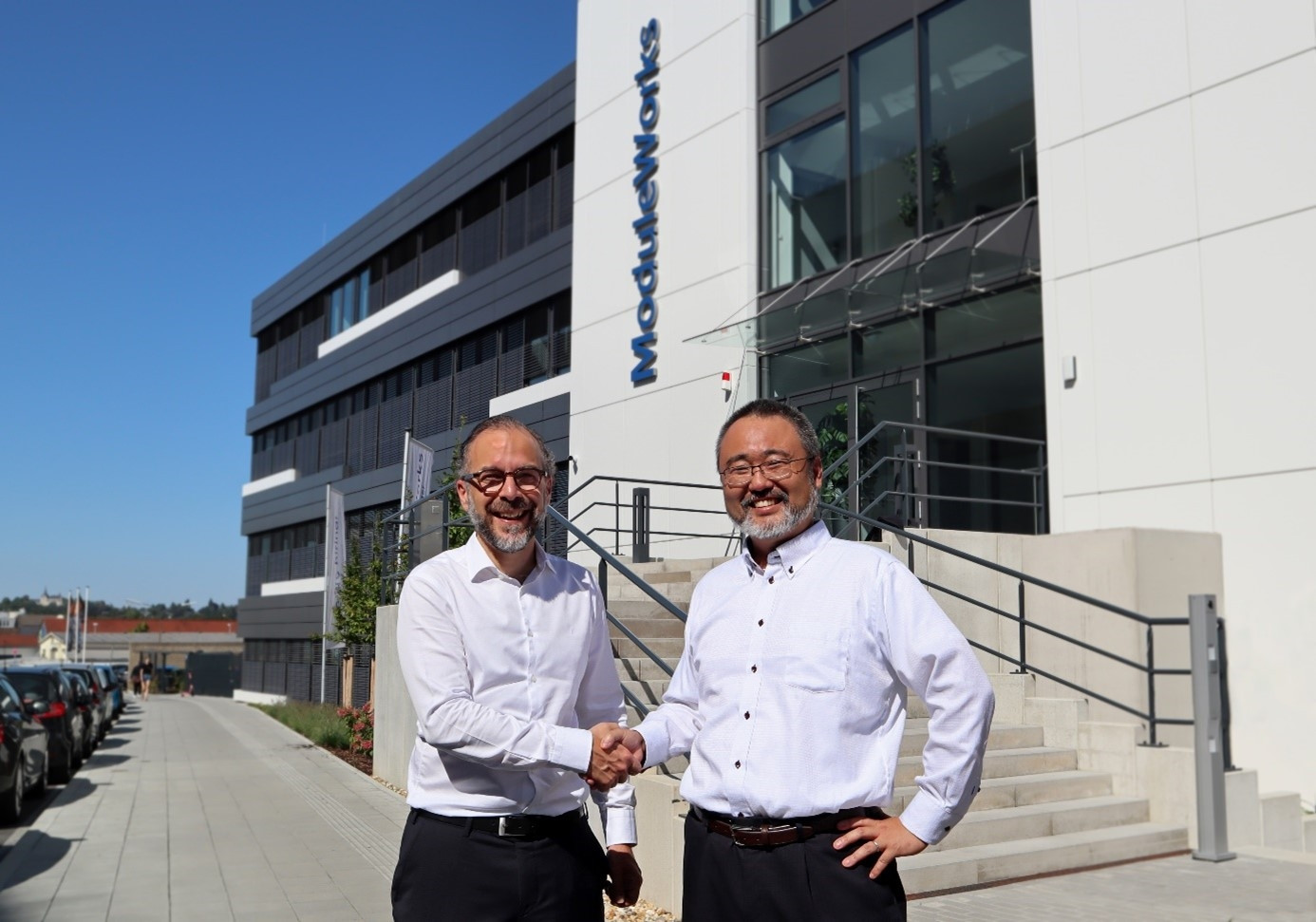 Yavuz Murtezaoglu, Gründer und Geschäftsführer von Module Works (links), und Yoshihiro Oniuda, Senior Manager der DX Promotion Project Group bei Mitsubishi Electric (rechts), vereinbaren die Partnerschaft in der Module Works-Zentrale in Aachen.