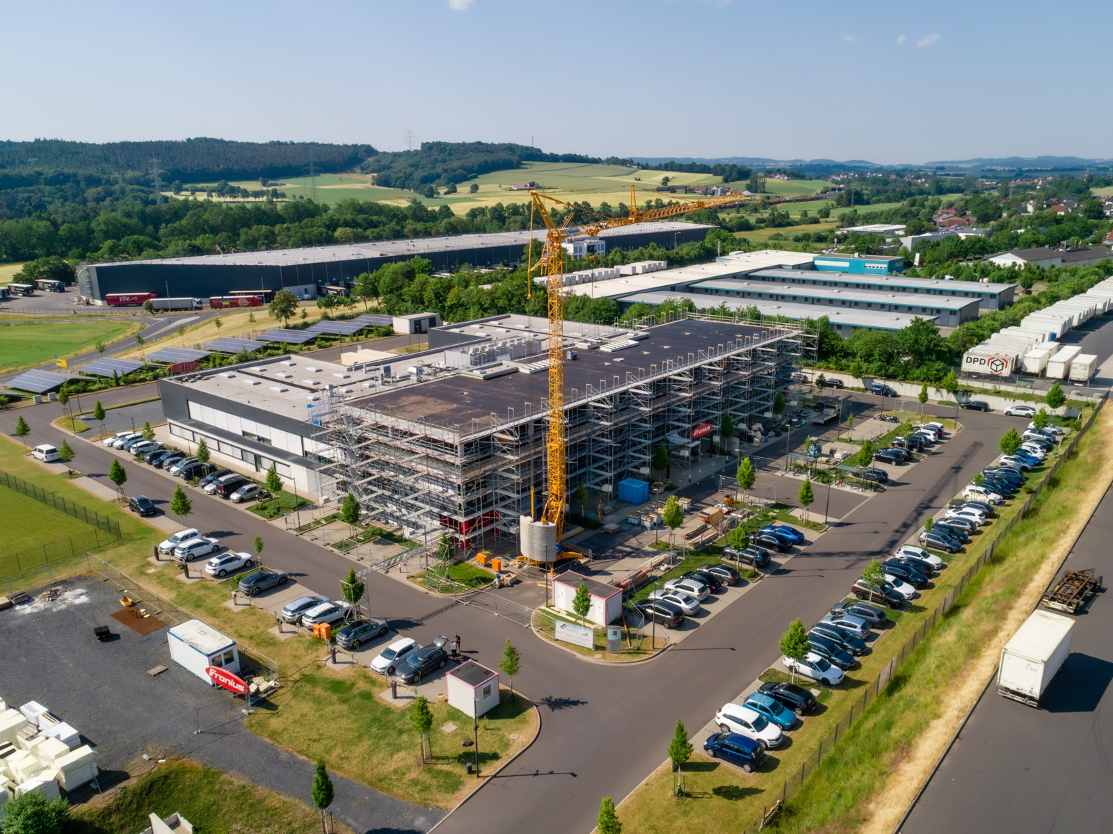 Die Baumaßnahmen in der Landeszentrale von Fronius Deutschland in Neuhof-Dorfborn haben bereits begonnen. Hier entstehen 1.265 m² Nutzfläche sowie Büros für 82 Mitarbeitende.