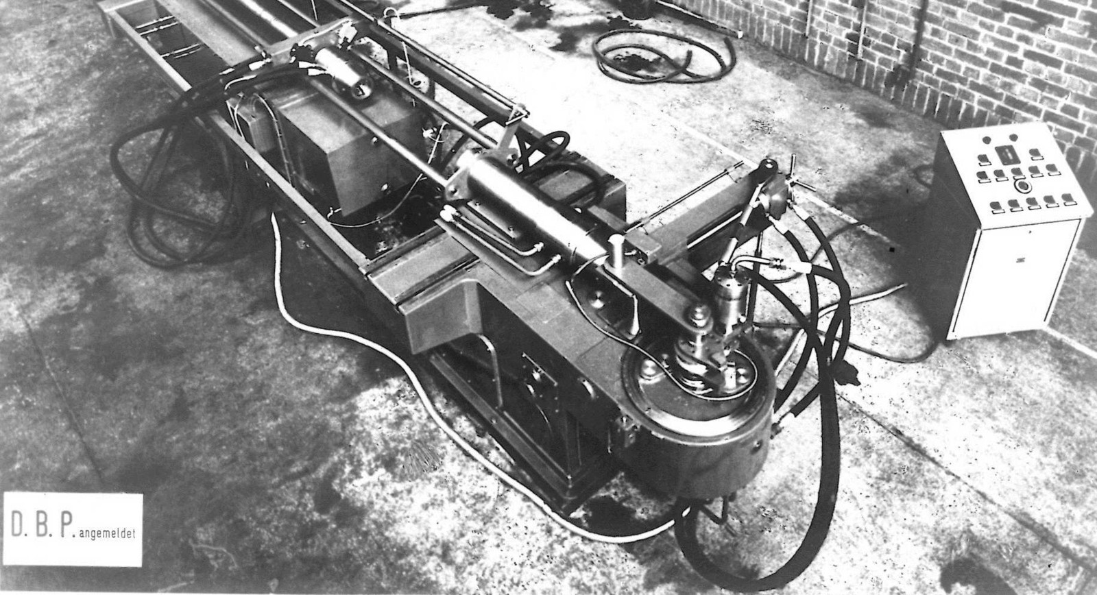 1976 wurde die laut eigenen Angaben weltweit erste CNC-Rohrbiegemaschine präsentiert.