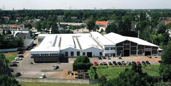 Die Luftaufnahme zeigt den Unternehmenssitz von Schwarze-Robitec in Köln.